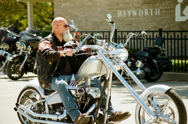 Comment réagir en cas d'accident de moto avec casque : Guide essentiel